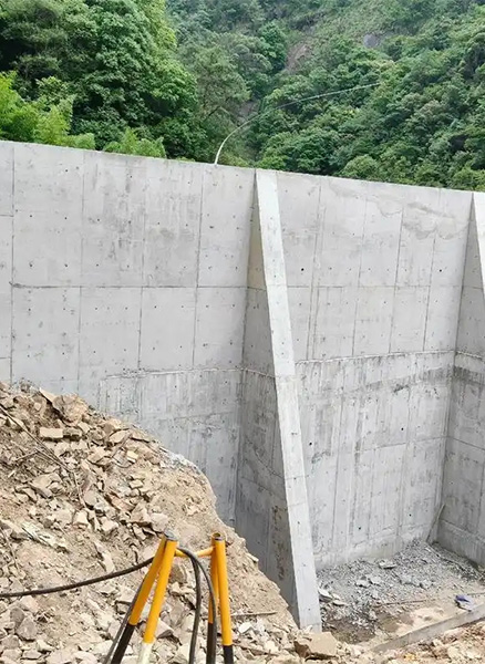 太原万柏林区重力式挡土墙